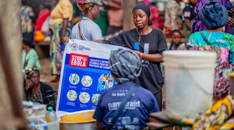 Aufklärungsarbeit auf einem Markt in der Demokratischen Republik Kongo