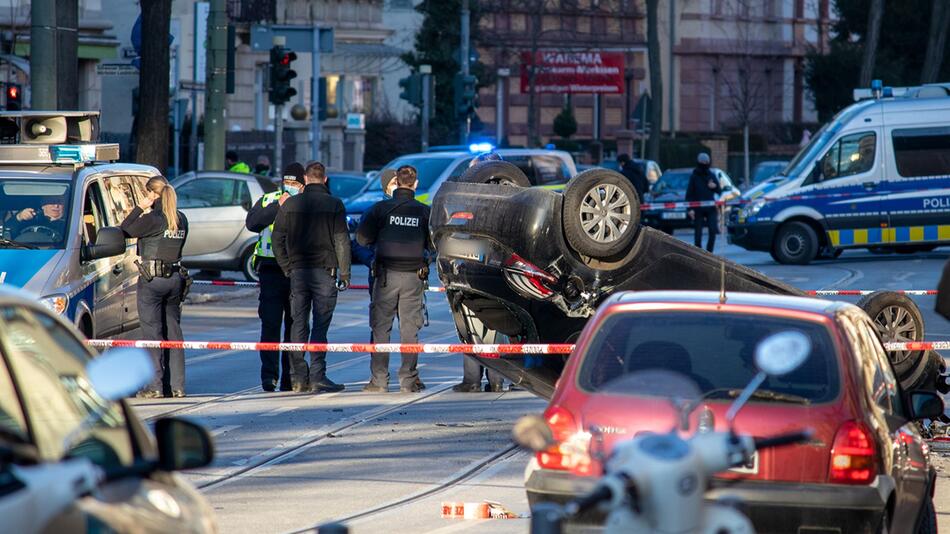 Autofahrer fährt in Passanten