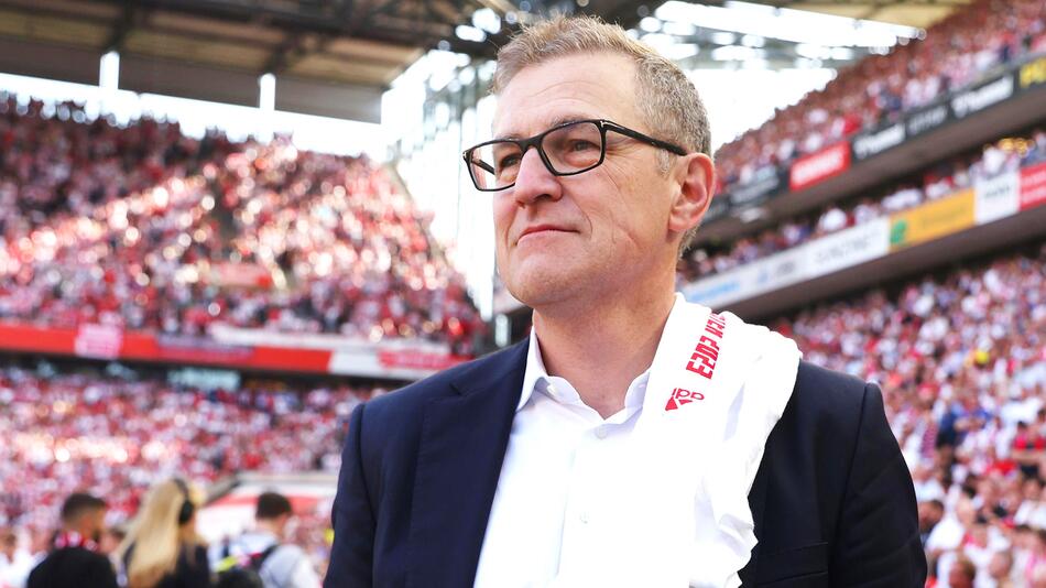 Jan-Christian Dreesen genießt in Köln am 27. Mai 2023 den Gewinn der 33. Meisterschaft des FC Bayern