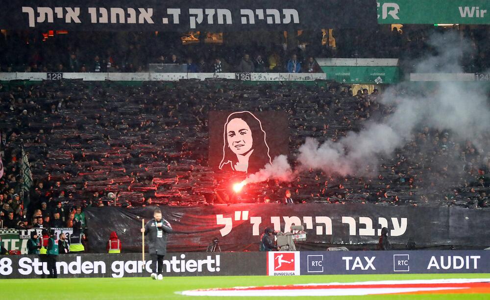 Fans von Werder Bremen gedenken Inbar, der verschleppten und getöteten Anhängerin von Maccabi Haifa.