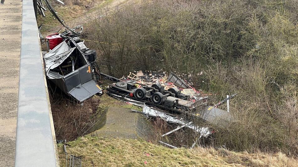 Lkw stürzt von Autobahnbrücke - Fahrer stirbt