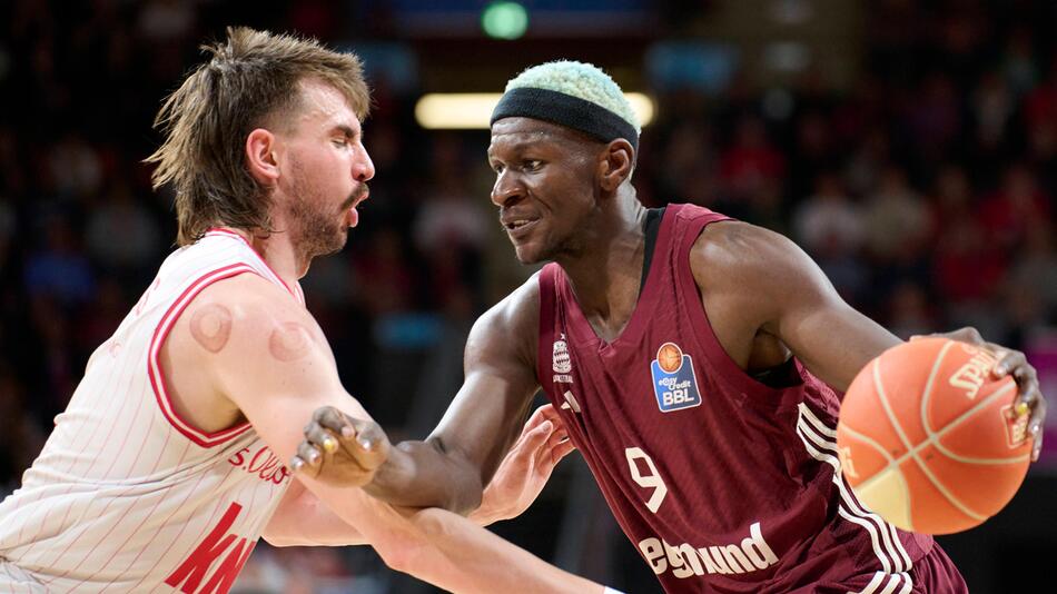 Bayerns Basketballer um Isaac Bonga (r.) stehen im Finale.