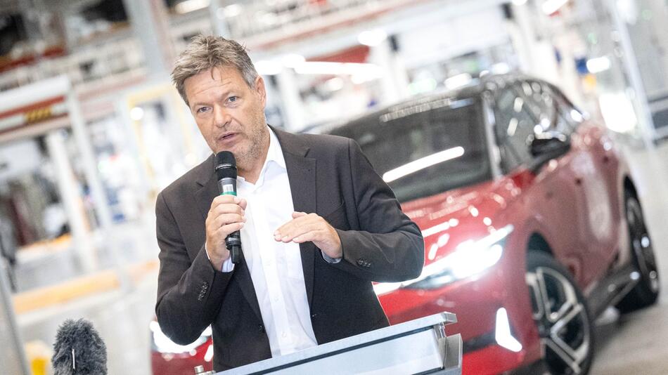 Habeck besucht VW-Werk in Emden