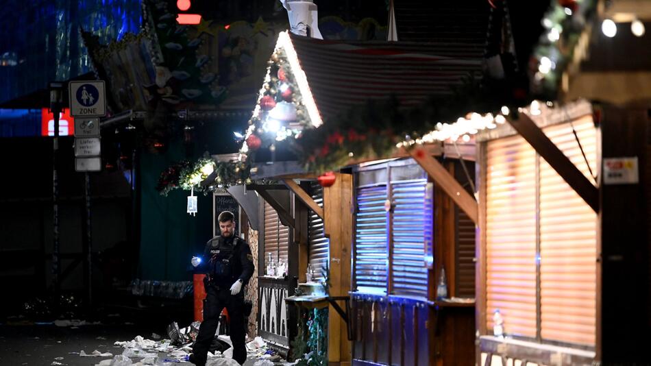 Auto fährt in Menschenmenge auf Magdeburger Weihnachtsmarkt