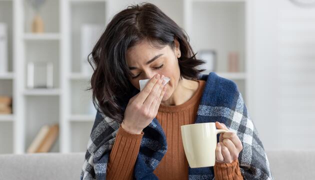 Kranke Frau im Bett. 