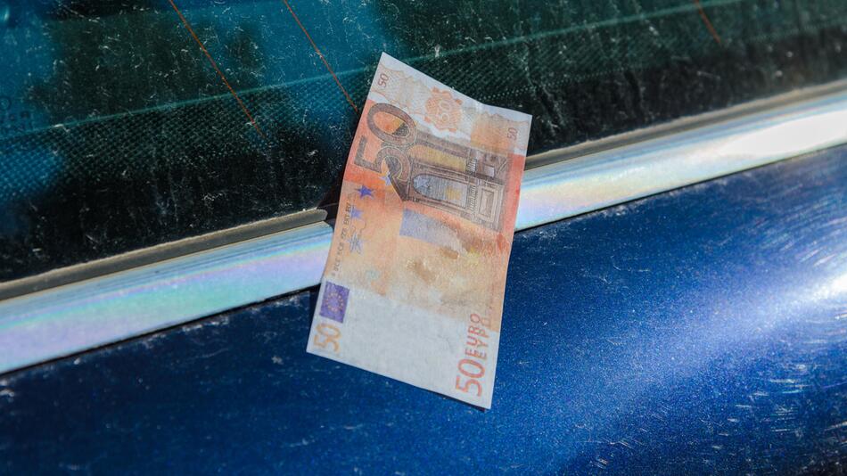 Finger weg, wenn ein 50-Euro-Schein auf der Windschutzscheibe klemmt