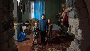 Geschwister in einem zerstörten Haus in der Ukraine
