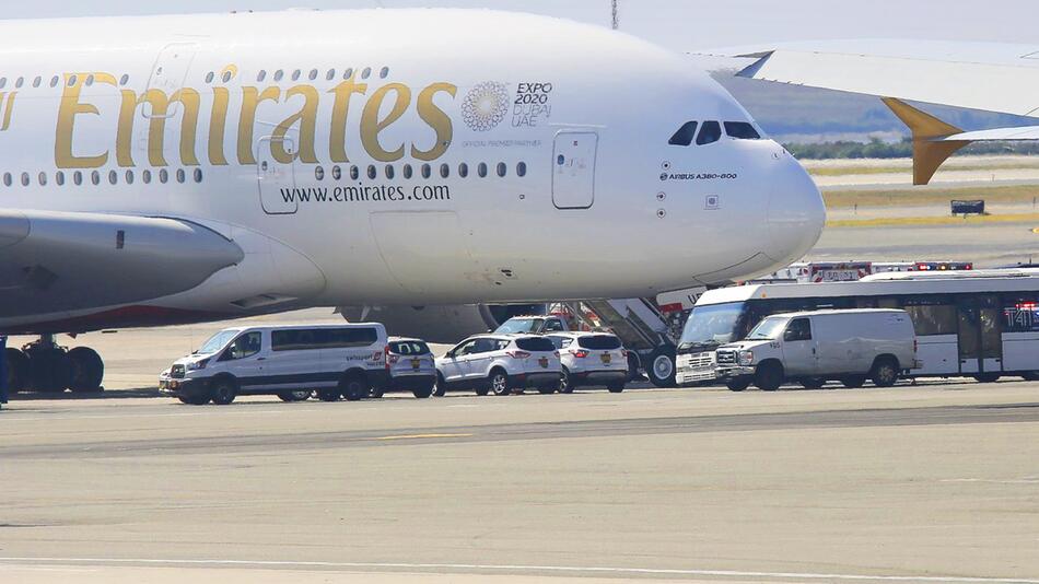 Flugzeug mit kranken Passagieren in New York unter Quarantäne