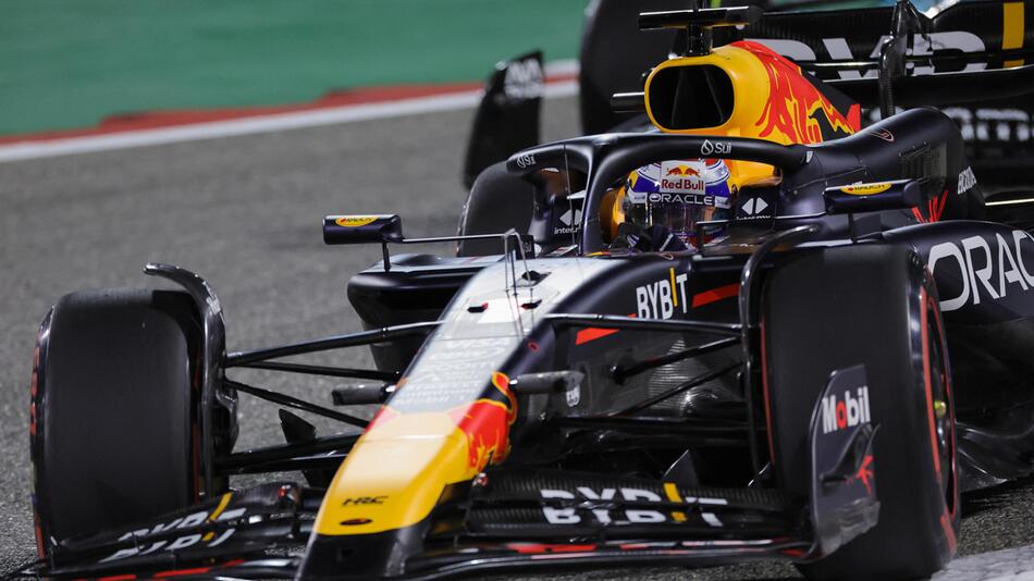 Red-Bull-Pilot Max Verstappen ist während des zweiten freien Trainings in Bahrain unterwegs
