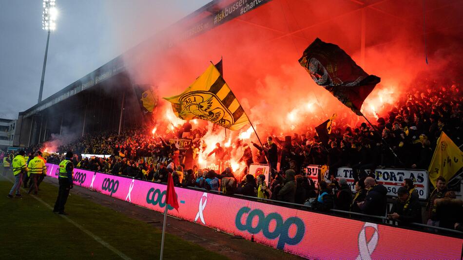 Fans zünden beim Spiel zwischen Lillestrom und Vaalerenga Pyrotechnik