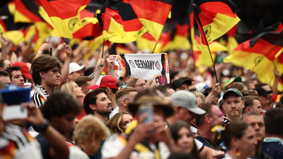 Für Hitler-KI-Bild missbraucht: Betroffener Deutschland-Fan fassungslos