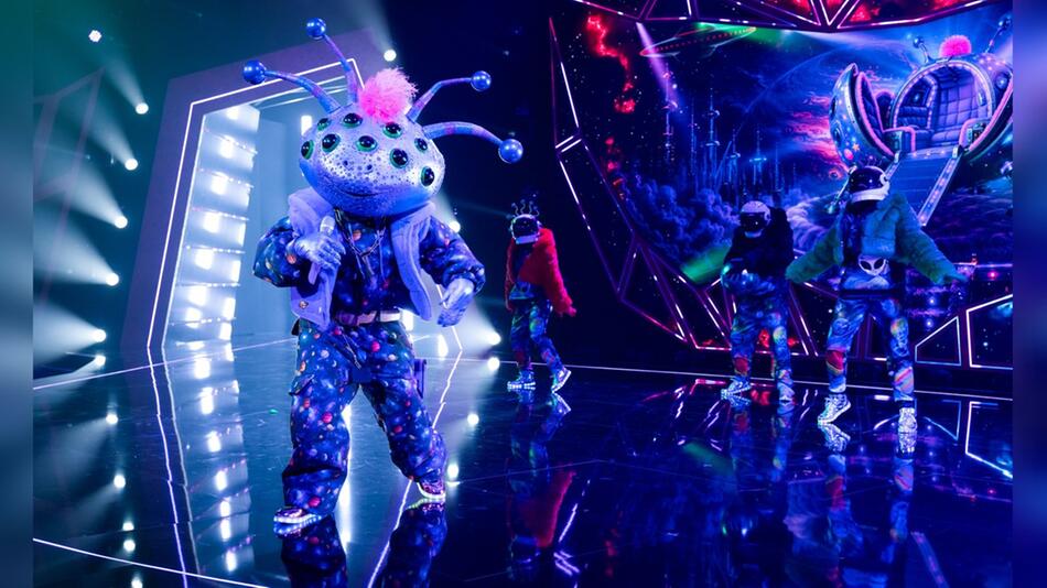 Unter dem Alien steckt eine beliebte Entertainerin