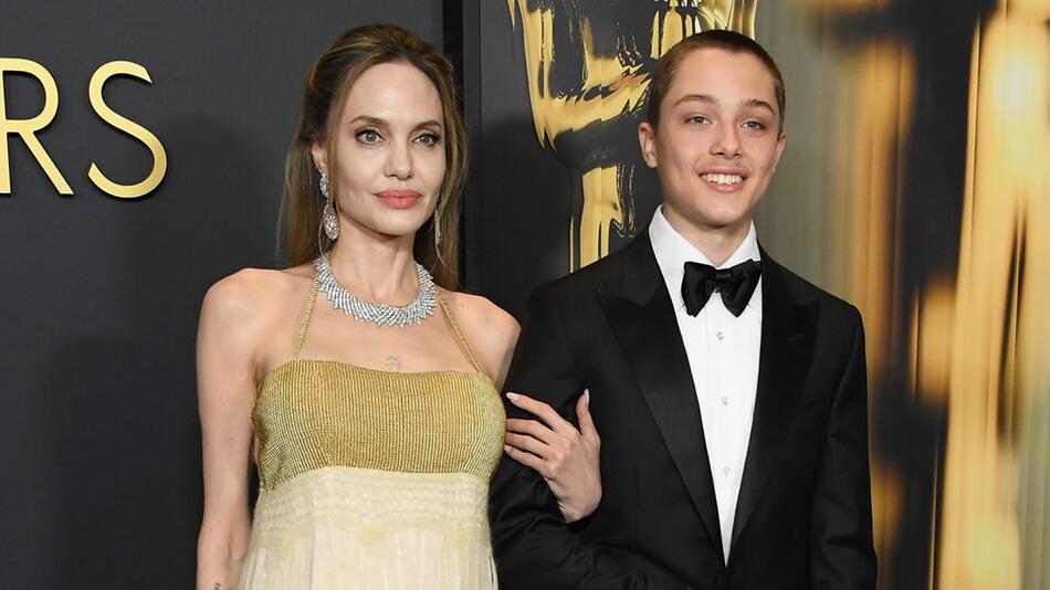 Angelina Jolie und Sohn Knox posierten Arm in Arm für die Fotografen.