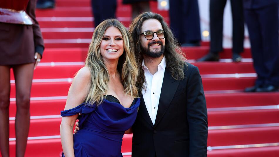 Heidi Klum ganz verliebt in Königsblau