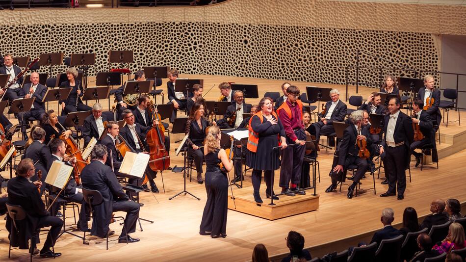 Klimaaktivisten klebten sich in der Elbphilharmonie an einem Dirigentenpult fest