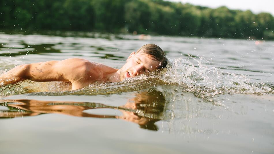 Mann beim Schwimmen