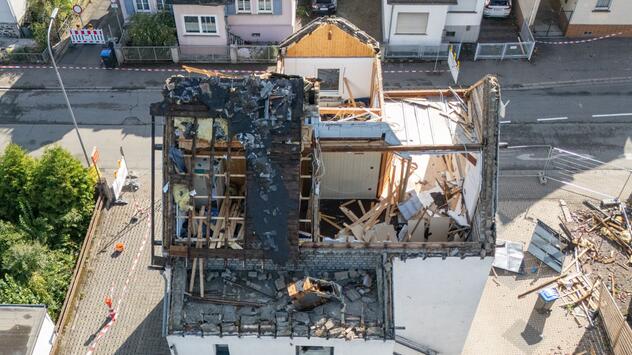 Zerstörungen sind an Häusern nach einem mutmaßlichen Tornado