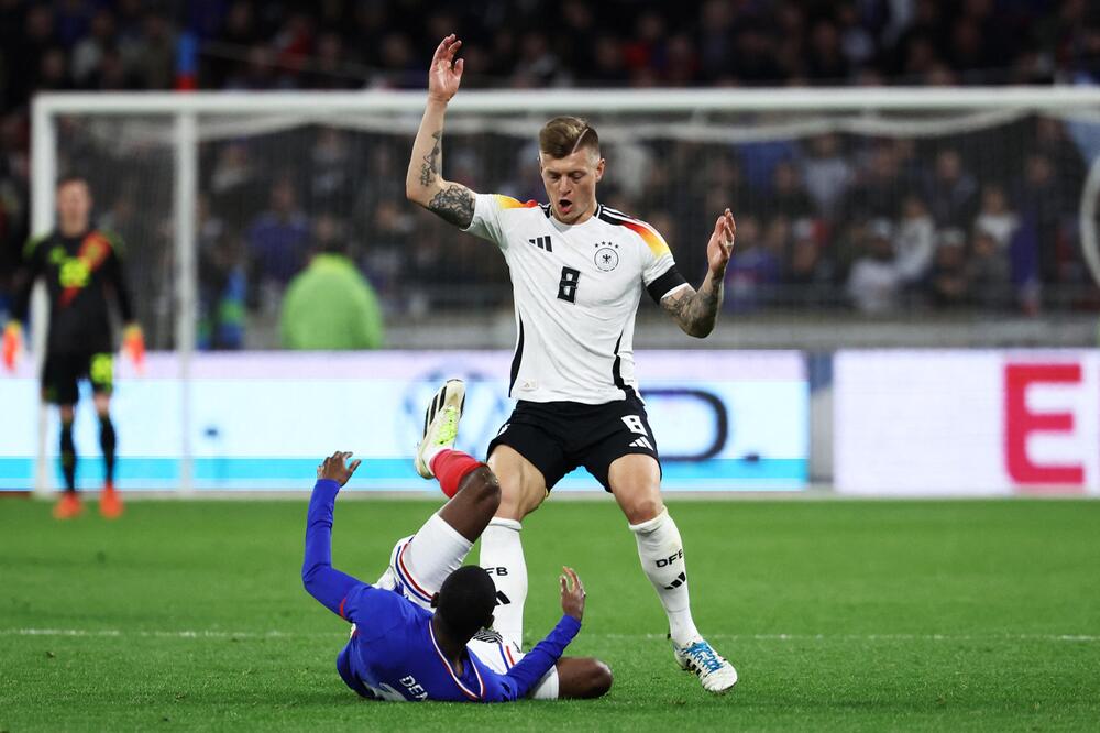 Nationalspieler Toni Kroos im Zweikampf mit dem Franzosen Ousmane Dembele
