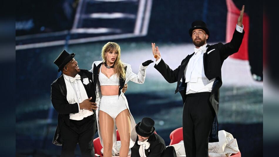 Taylor Swift mit ihrem Freund Travis Kelce (r.) auf der Bühne im Londoner Wembley-Stadion.