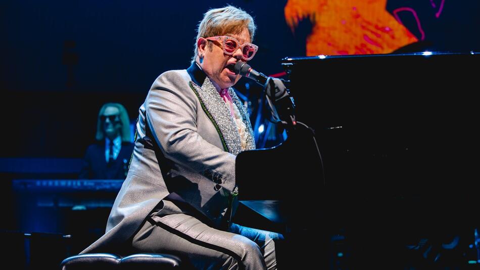 Elton John erholt sich seit Wochen von einer schweren Infektion.