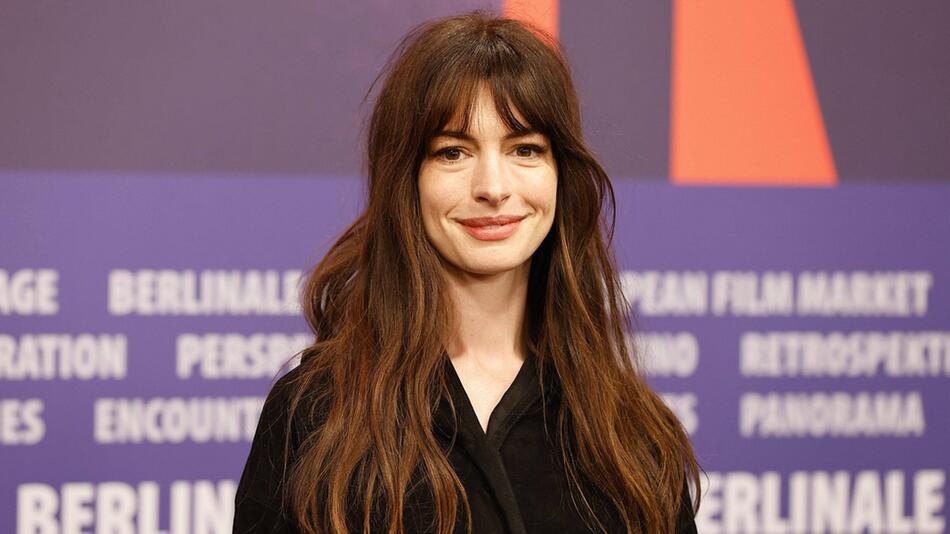 Anne Hathaway zeigt sich mit dem kürzesten Haar seit 14 Jahren