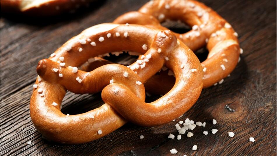 Mit diesem Trick werden harte Brezeln vom Vortag wieder kross.