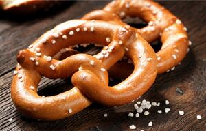 Mit diesem Trick werden harte Brezeln vom Vortag wieder kross.