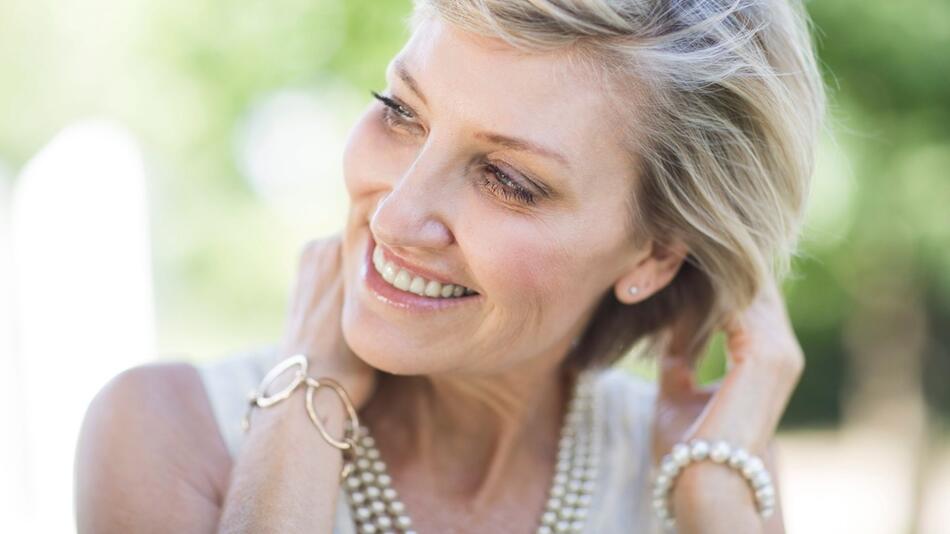 Tipps für Frauen: So bleiben die Haare im Alter gesund und schön