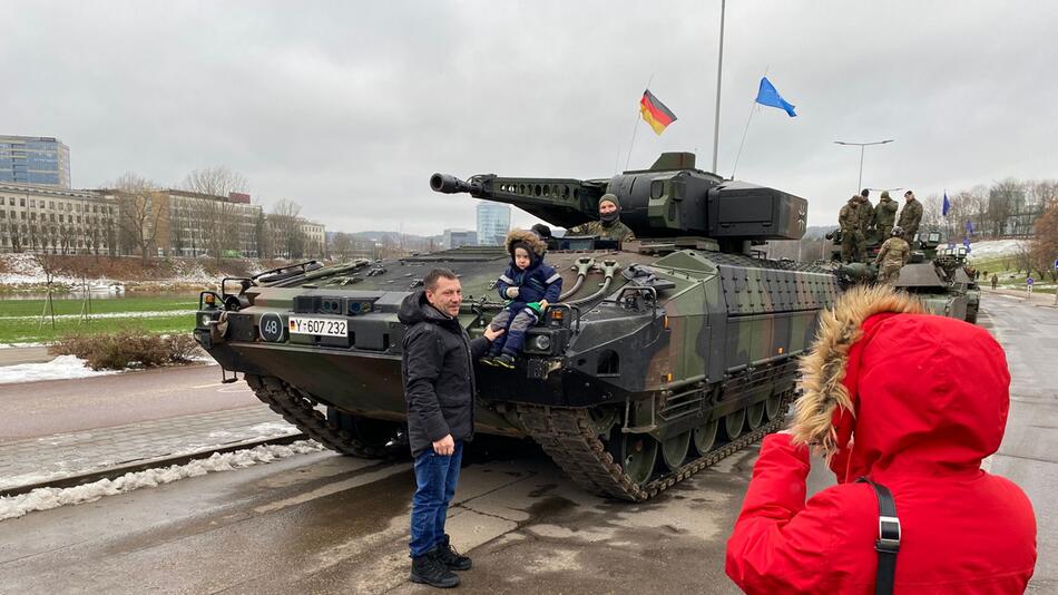 Deutsche Soldaten und Panzer bei Militärparade in Litauen