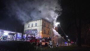 Eisige Temperaturen und Flammen: Altes Bahnhofsgebäude in Hagenow brennt