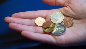 Eine Hand hält Euromünzen