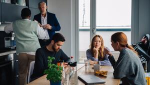 Arbeitnehmer machen Pause in der Büroküche
