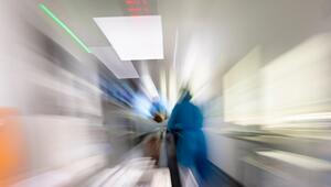 Pflegekräfte transportieren Patienten auf Intensivstation