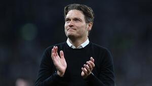 Dortmunds Trainer Edin Terzic applaudiert den BVB-Fans nach der Niederlage gegen Real Madrid