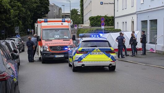 Mann fährt in Passau mit Auto in Menschengruppe