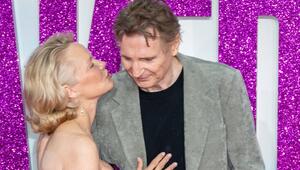 Pamela Anderson und Liam Neeson zeigen sich auf dem roten Teppich sehr vertraut miteinander.