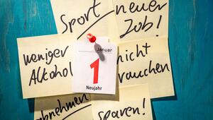 gelbe Post-it-Zettel mit guten Vorsätzen darauf