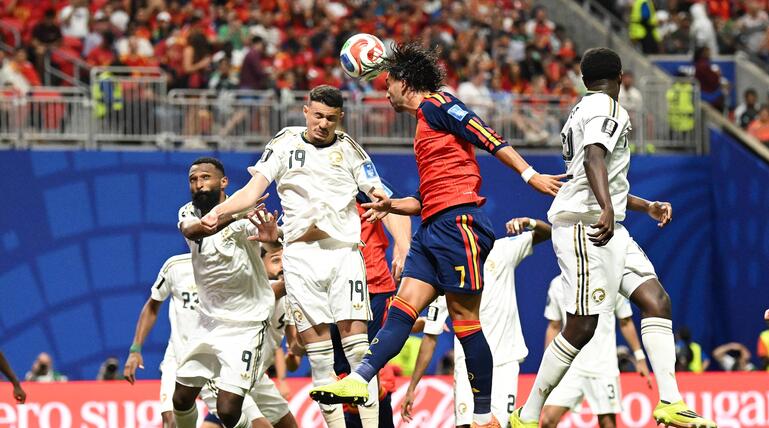 Spieler von Spanien und Saudi-Arabien gehen ins Kopfballduell.