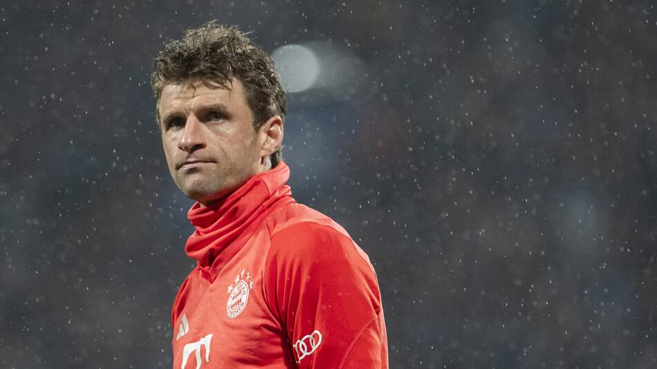 Bayern Münchens Thomas Müller schaut nach der Niederlage beim VfL Bochum konsterniert drein