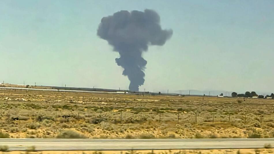 Riesiger US-Bomber stürzt ab – Acht Menschen sterben