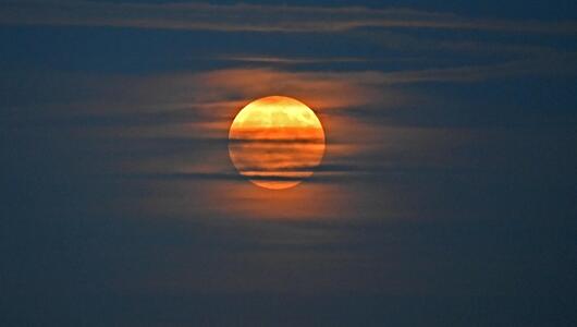 Supermond mit Wolken