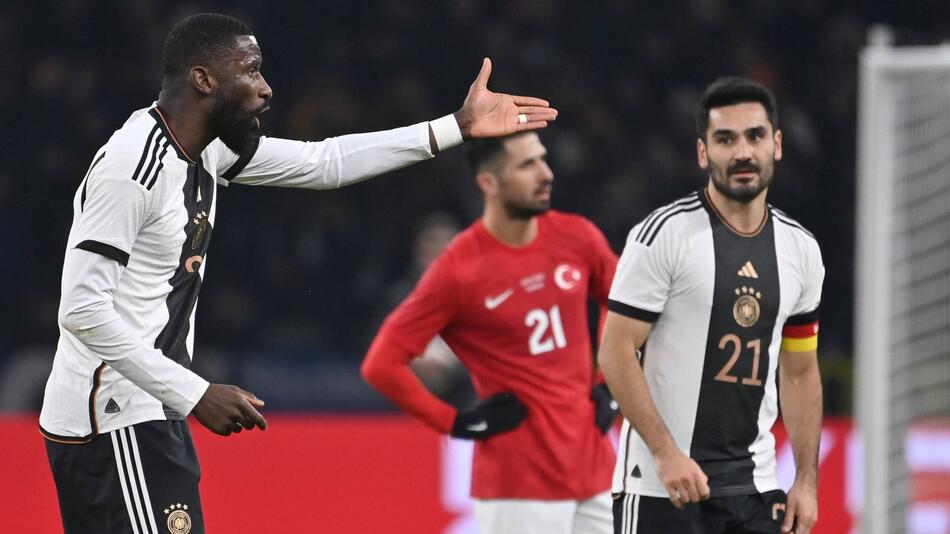 Antonio Rüdiger (links) und Ilkay Gündogan (rechts) 2023 bei Deutschlands Spiel gegen die Türkei.