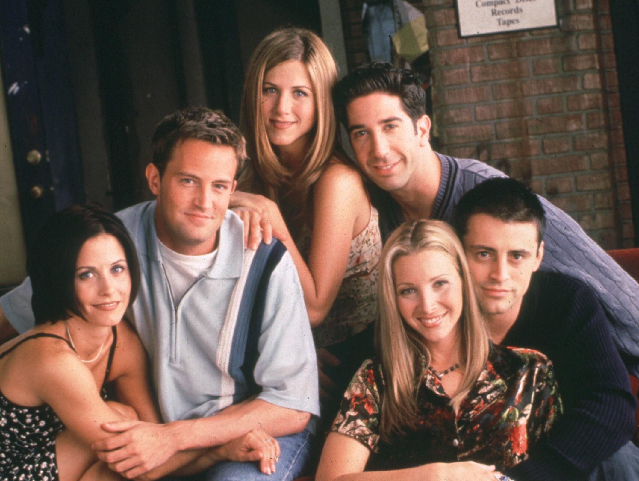 Friends opening. Сериал друзья. Френдс сериал. Друзья фильм 1994. Друзья воссоединение фильм 2021.