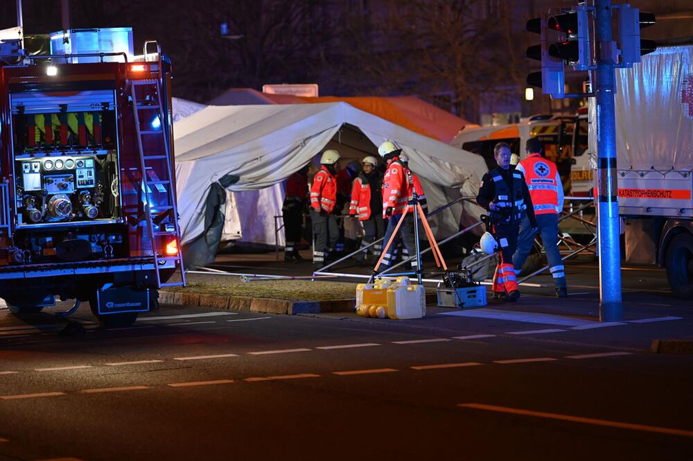 Auto fährt in Menschenmenge auf Magdeburger Weihnachtsmarkt