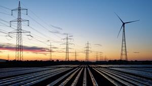 Windräder und Stromtrasse