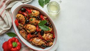 Zart geschmortes Hähnchen in würziger Tomatensauce: ein Klassiker der italienischen Küche.