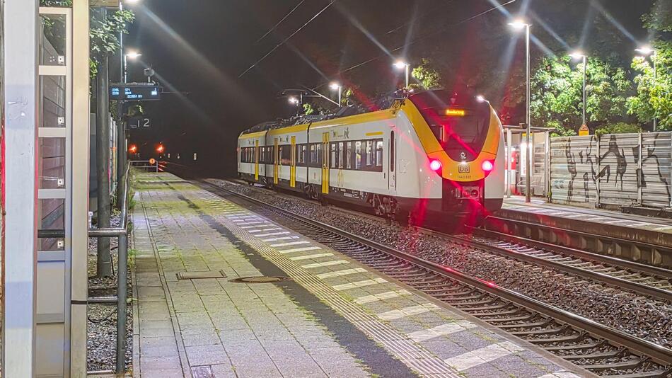 Bahn-Sicherheitsmann stürzt aus fahrendem Zug – Zustand weiter kritisch