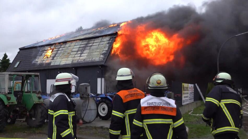 Lauter Knall und riesige Flammen: Explosion in Haus in Hamburg-Reitbrook