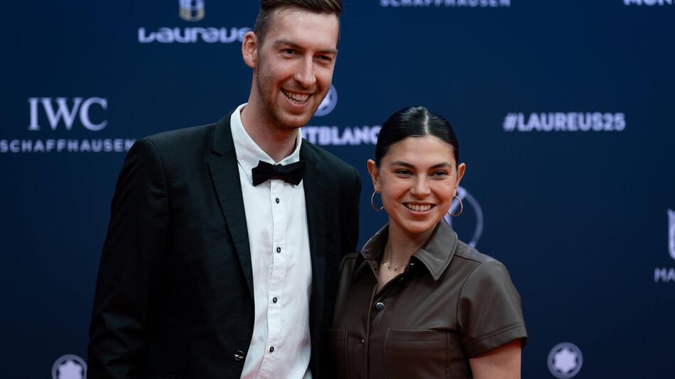 was-fu-ball-influencerin-celine-dept-so-besonders-macht-gmx