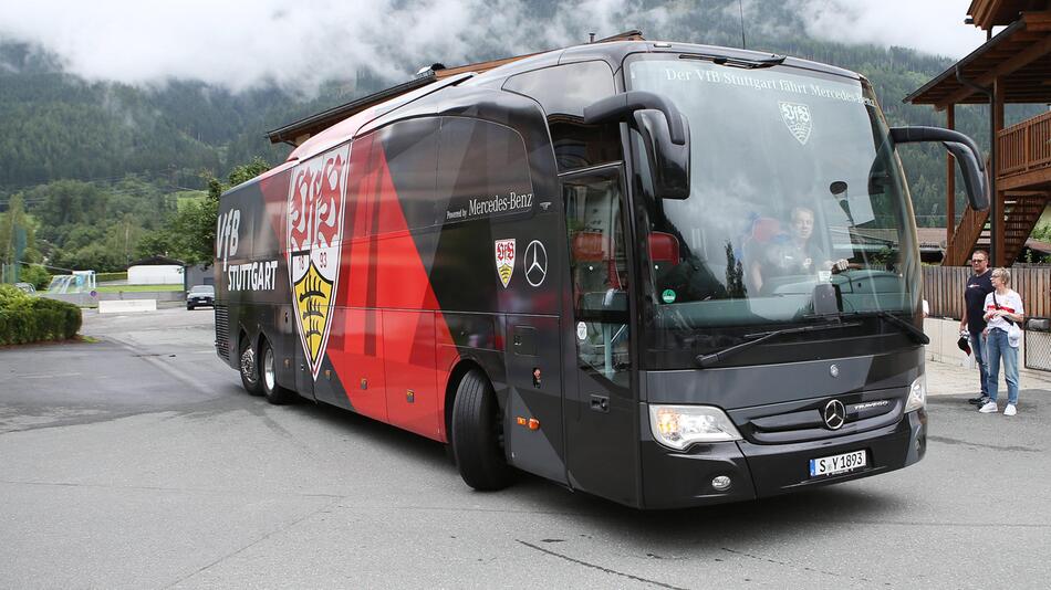 Der Mannschaftsbus des VfB Stuttgart reist aus dem Trainingslager ab.
